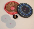 Bild 2 von Indische Räucherkegel - 25 Sück inkl. Ton-Untersetzer in handbemalter Geschenkbox -  Oud Adlerholz
