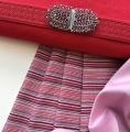 Bild 4 von Jacquard Dirndl-Stoffpaket Spenzer Rock Schürze Querstreifen Rottöne