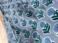 Bild 2 von Reststück Baumwollstoff - Indien  - blockprint Handdruck Blumen  altblau grün - 240 cm