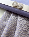 Bild 3 von Reststück Jacquard - Dirndlstoff  gewebt Zackenmuster- flieder sand lurex silber  - 110 cm