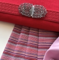 Bild 1 von Jacquard Dirndl-Stoffpaket Spenzer Rock Schürze Querstreifen Rottöne