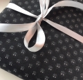 Bild 1 von Reststück Jacquard Stoff Trachten Dirndl  - knitterfrei - Blume klein - schwarz -180 cm