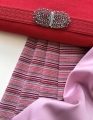 Bild 2 von Jacquard Dirndl-Stoffpaket Spenzer Rock Schürze Querstreifen Rottöne