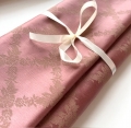Jacquard Italien - Blumen Ornamentmuster gewebt  Ton-in-Ton rubinrosa gold-creme - 195 cm