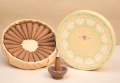 Indische Räucherkegel - 25 Sück inkl. Ton-Untersetzer in handbemalter Geschenkbox -  Sandelholz