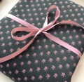 Jacquard - Dirndlstoff  Elisabeth gewebt Blumen  - knitterfrei- schwarz rosa grün - 50 cm